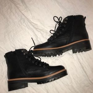 NWOT black ankle zip up boots 🥾